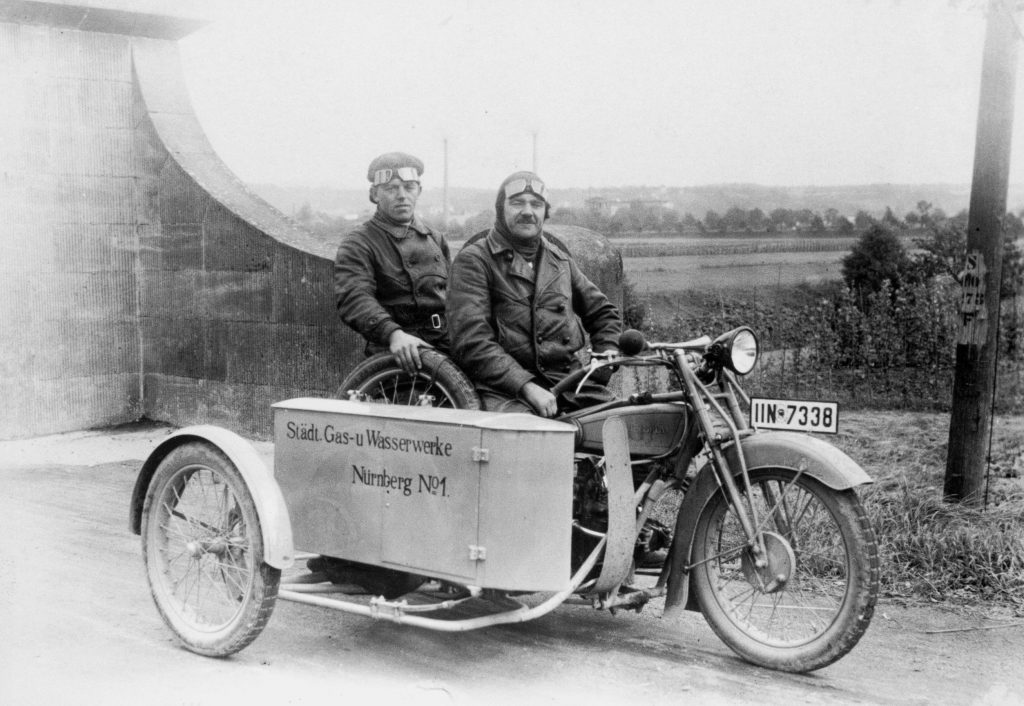 Historisches Bild: Zwei Männer mit Motorradgespann - Foto: Archiv